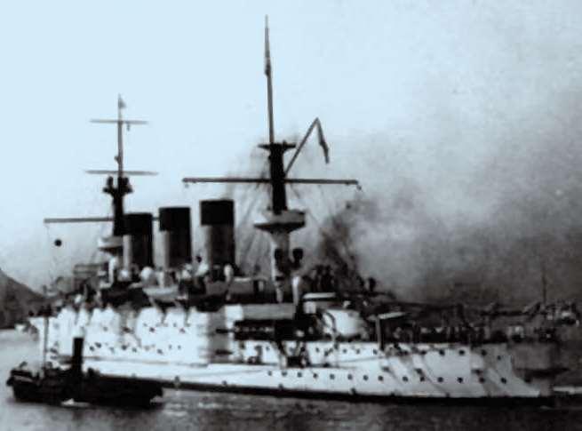 俄国装甲巡洋舰「佩列斯韦特」号停泊于旅顺港。这艘军舰建造于 1898 年，其引擎能提供 14500 马力的动力，使它能轻易达到每小时 18 节的航速。军舰上装备有大炮 70 多门，多数为速射炮，并有 6 个鱼雷发射管。这些大炮的射程超过 3 英里（约 4.82 千米）。日俄战争期间，这艘军舰给日本海军带来了极大压力
